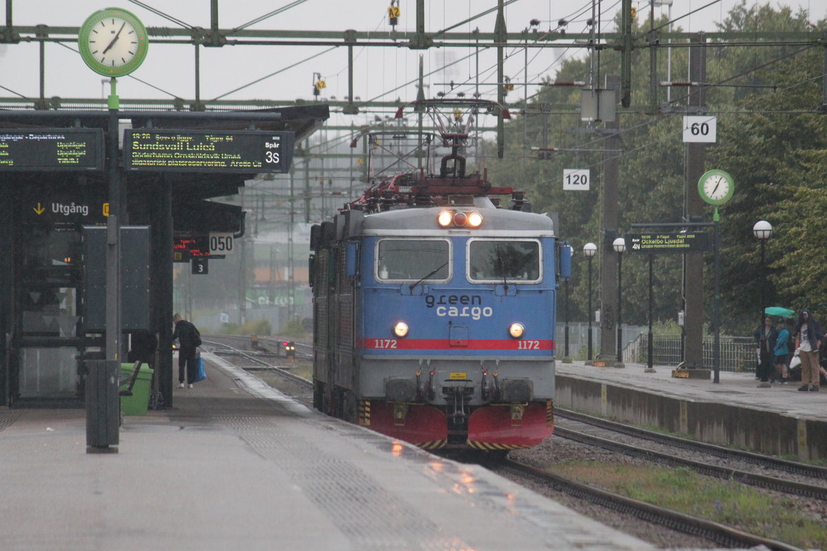 Am 16.07.2017 durchfährt eine Doppeltraktion Rc4 von Green Cargo den Bahnhof Gävle in Richtung Süden.