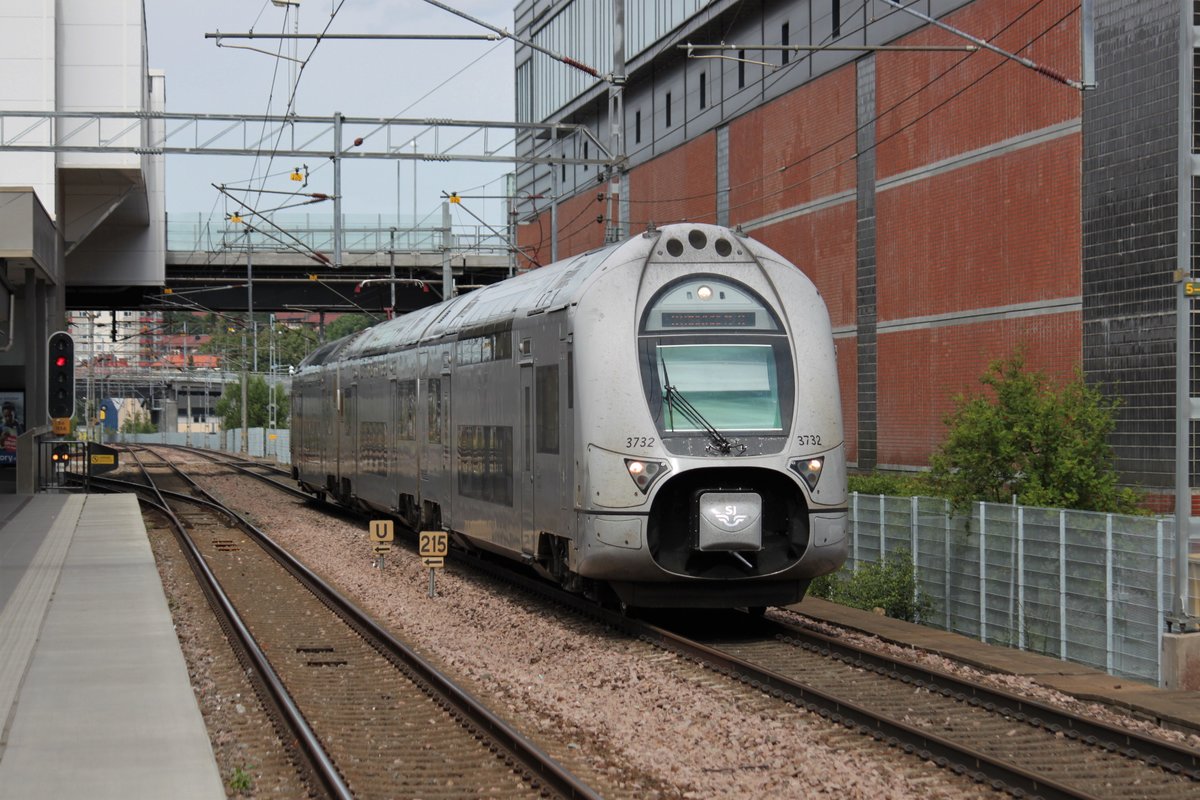Am 16.07.2017 durchfährt ein X40 Doppelstocktriebwagen den Bahnhof Solna auf dem Weg nach Stockholm C.