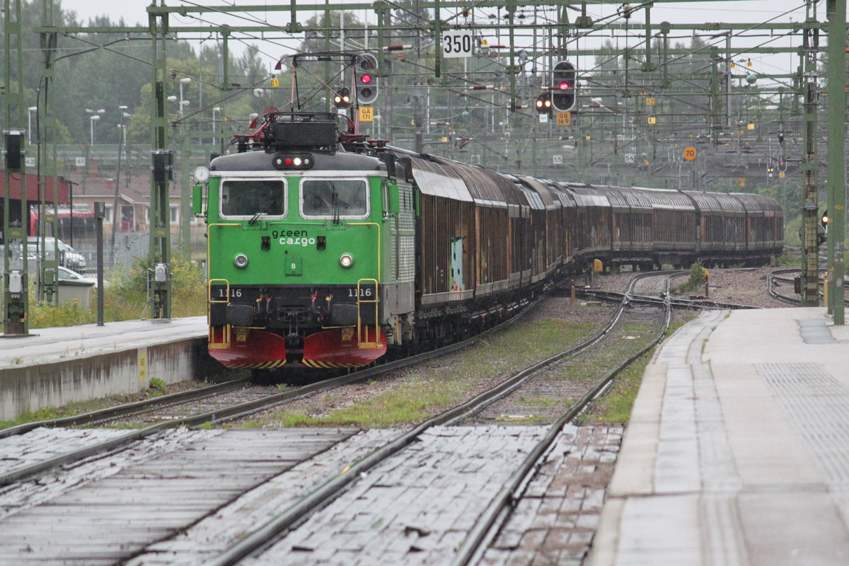 Am 16.07.2017 durchfährt eine Rc2 von Green Cargo den Bahnhof Gävle mit einem Güterzug in Richtung Norden.