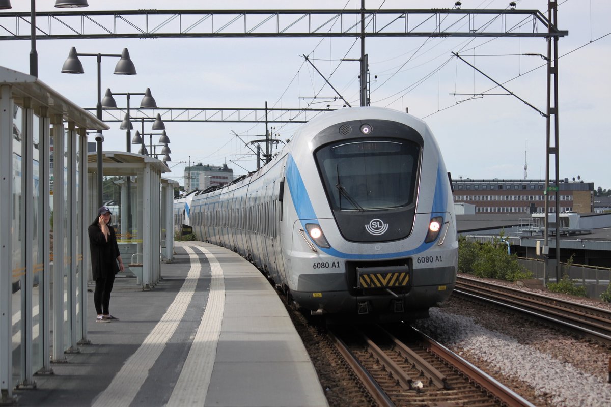 Am 16.07.2017 erreicht ein X60 als Pendeltåg den Bahnhof Årstaberg im Süden von Stockholm.