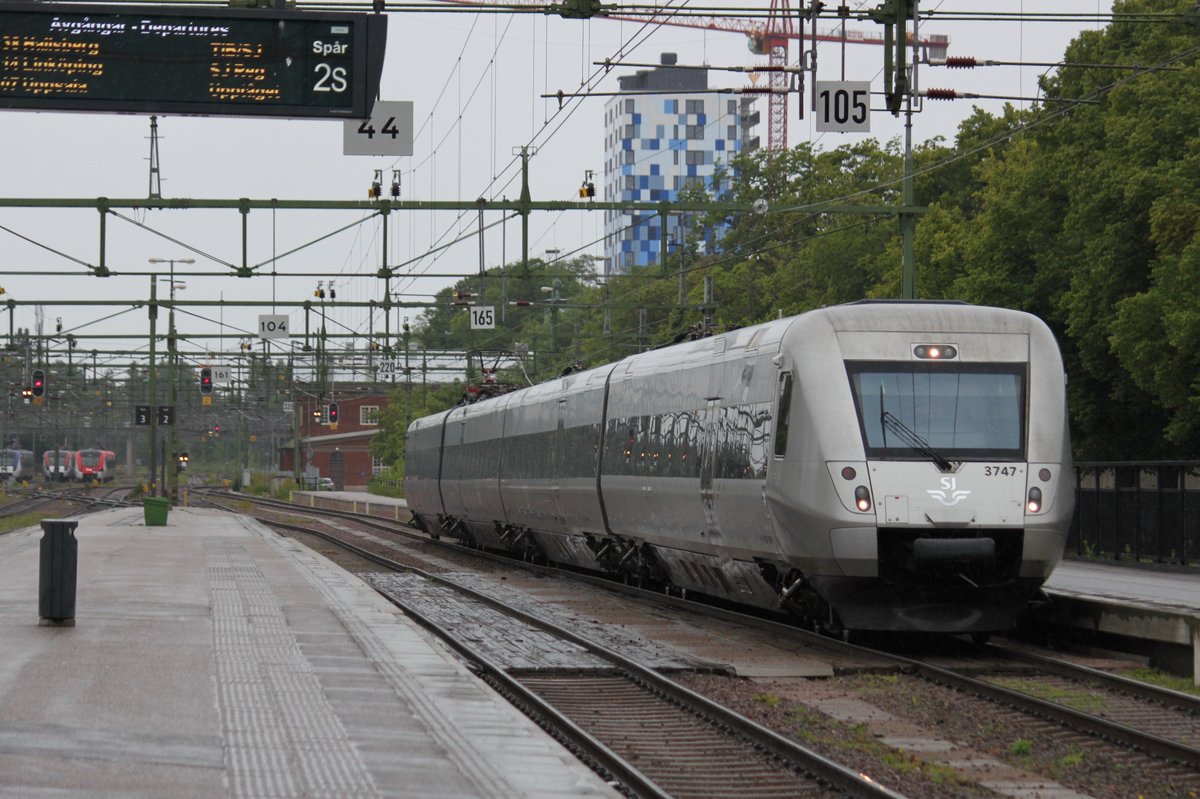 Am 16.07.2017 erreicht Snabbtåg 574 nach Sundsvall den Bahnhof Gävle C.