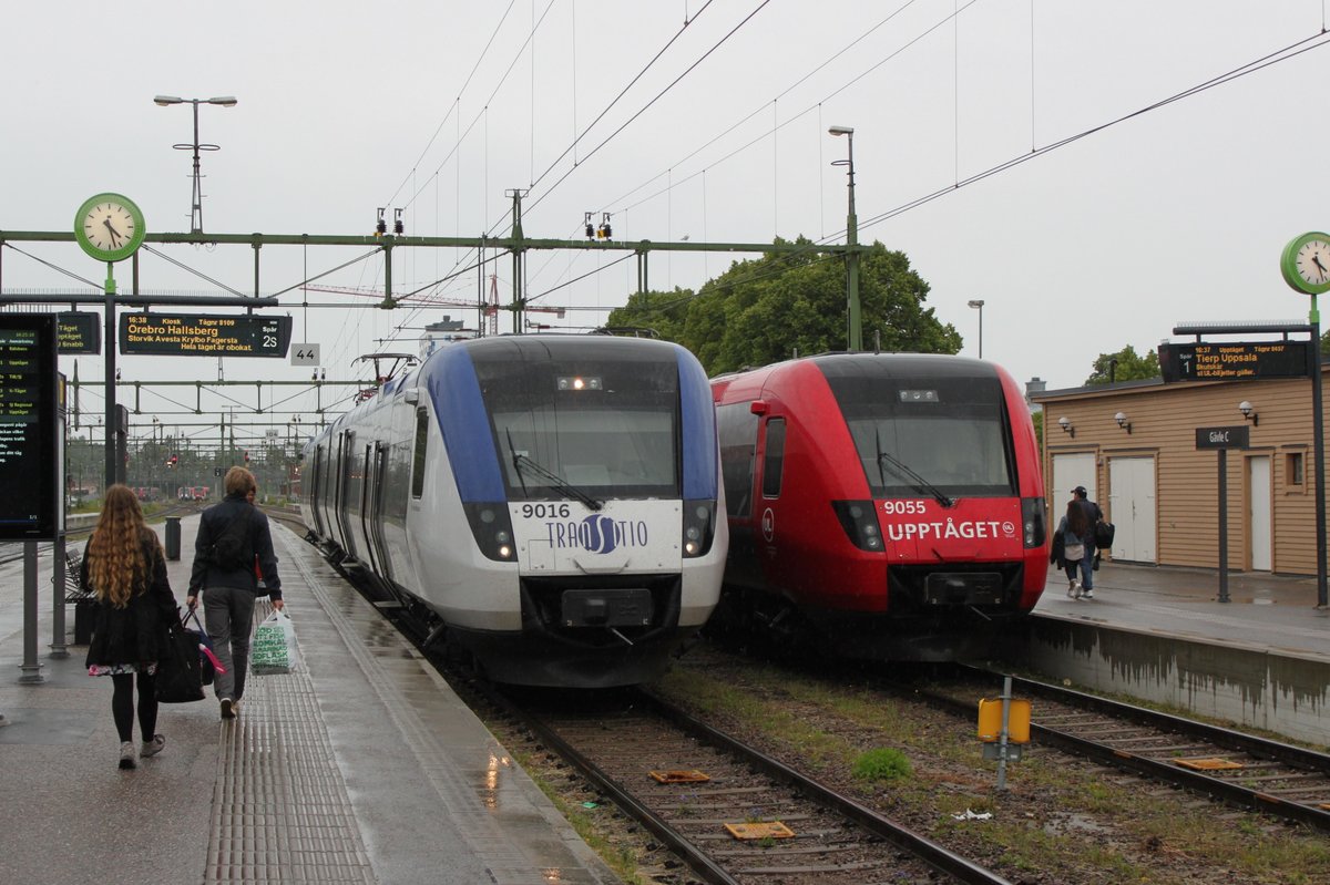 Am 16.07.2017 stehen RB8457 nach Uppsala (rechts) und RB8109 nach Hallsberg (links) im Bahnhof Gävle C.