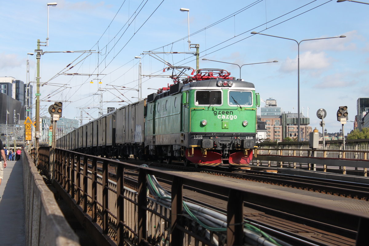 Am 16.07.2017 überquert eine Rc4 von Green Cargo mit ihrem Postzug in Richtung Südschweden den Mälarsee südlich des Bahnhofes Stockholm C.