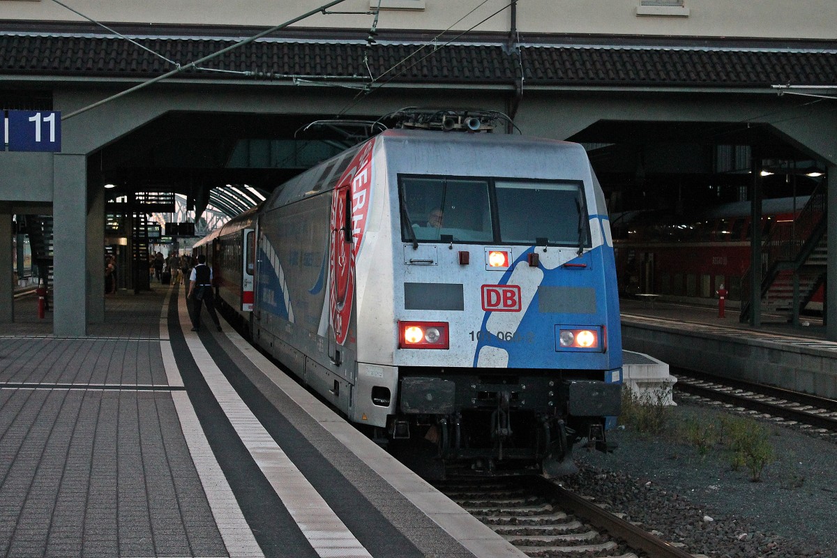 Am 16.08.2013 bespannte auerplanmig die 101 060-2  60 Jahre Bundespolizei  den IC 2171 von Westerland (Sylt) ab Itzehoe nach Stuttgart Hbf. Hier ist die Schnheit beim Zwischenhalt im Darmstdter Hauptbahnhof.