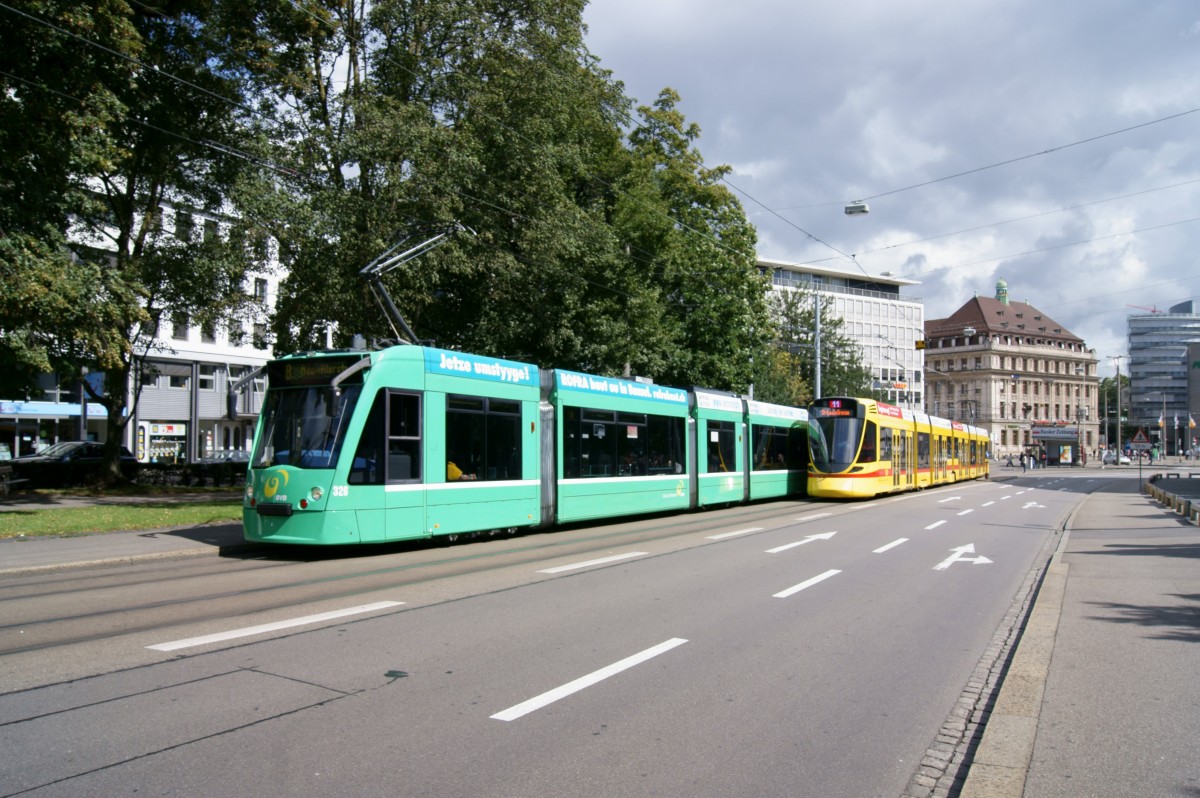 Am 16.08.2014 begegnet Be 6/8 326 der Basler Verkehrs Betriebe auf Linie 8 am Aeschenplatz einem unbekannten Be 6/8 der Basellandtransport auf Linie 11.
