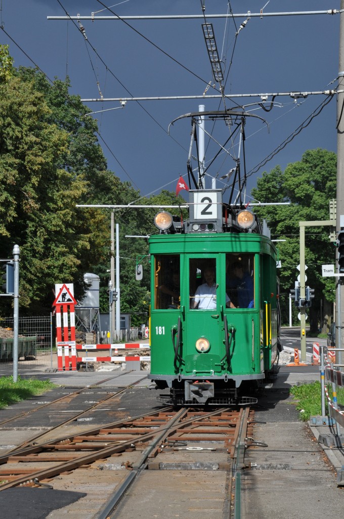 Am 16.08.2014 fand der Familientag bei der Fundation Beyeler statt. Aus diesem Anlass wurde eine Einsatzlinie mit Oldtimern geführt. Hier verlässt der Be 2/2 181 über die Kletterweiche den Baustellen bedingten Einspurigen Abschnitt beim Eglisee. 