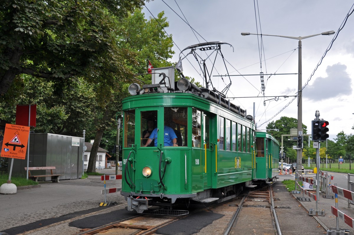 Am 16.08.2014 fand der Familientag bei der Fundation Beyeler statt. Aus diesem Anlass wurde eine Einsatzlinie mit Oldtimern geführt. Hier verlassen der Be 2/2 190 und der B3 1303 über die Kletterweiche den Baustellen bedingten Einspurigen Abschnitt beim Eglisee.