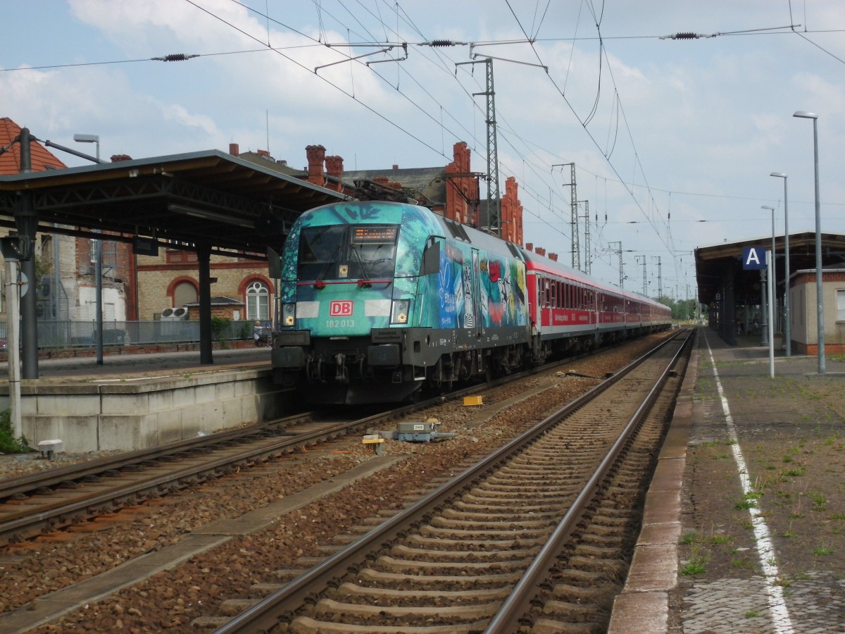 Am 16.08.2015 kam 182 013 mit ihrem IRE aus Berlin nach Stendal und fuhr weiter in Richtung Hamburg.