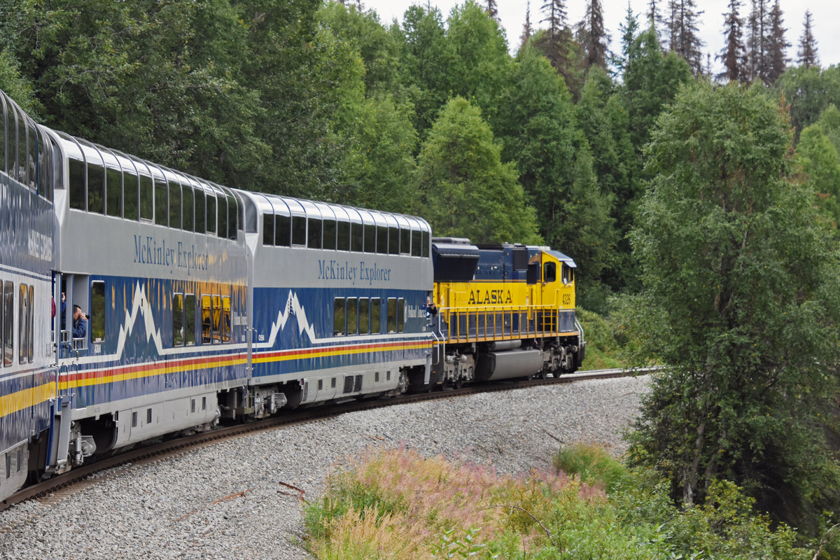 Am 16.08.2019 fahren wir mir der Alaska Railway vom Denali Nationalpark nach Anchorage. Hier fährt der Zur durch eine langgezogene Kurve.