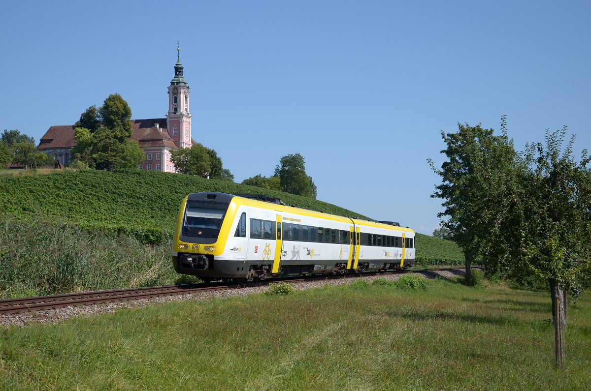 Am 16.08.22 um 15:10 Uhr passiert 612 121 als RE3  3060 von Friedrichshafen Stadt nach Basel Badischer Bahnhof die Wallfahrtskirche Birnau.