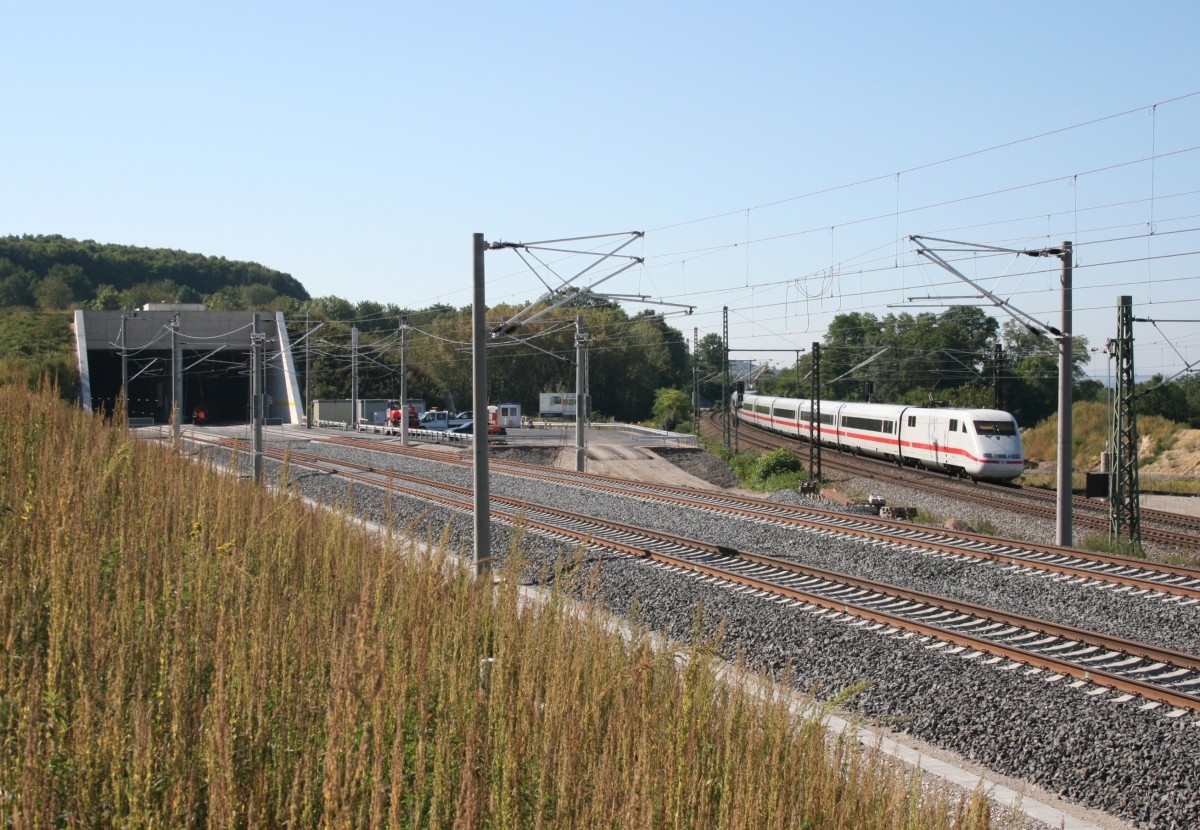 Am 16.09.2012 ist der Katzenbergtunnel fix und fertig, wird aber zunchst nur fr Messfahrten genutzt; noch verkehrt ICE 373 (Frankfurt [Main] Hbf–Interlaken Ost) auf der kurvigen Rheintalbahn ber Bad Bellingen, Rheinweiler und durch den Isteiner Klotz.