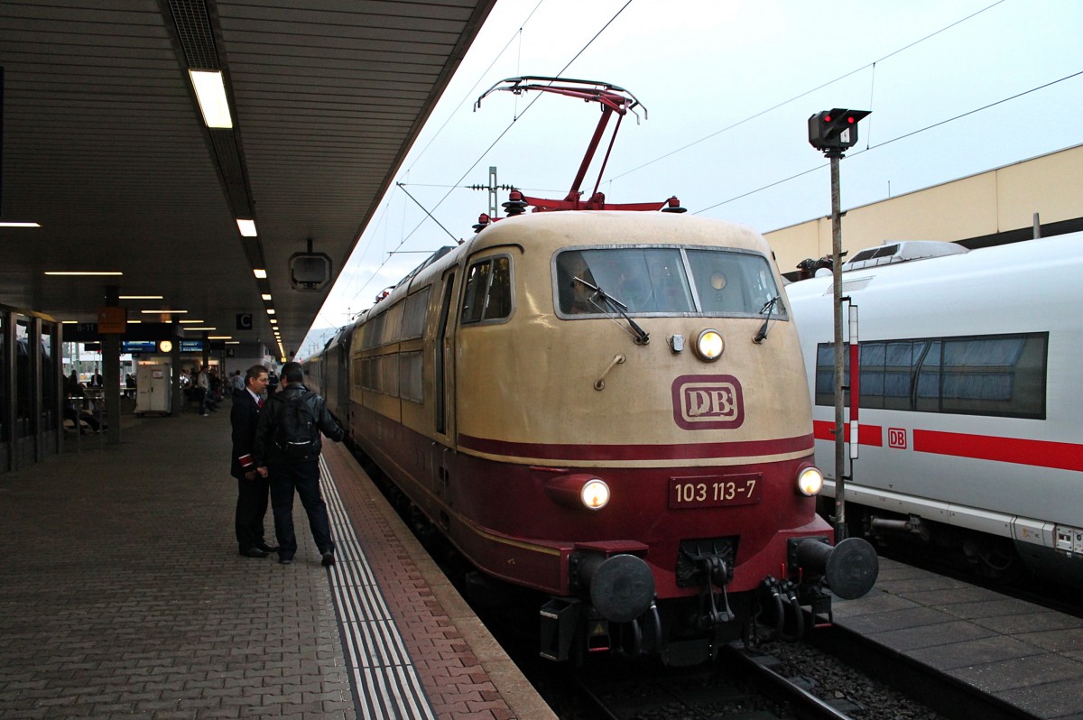 Am 16.09.2013 stand 103 113-7 zusammen mit ES 64 U2-070 (Wagenlok) mit dem CNL 472 (Basel SBB - Kopenhagen Central) beim Personalwechsel in Basel Bad Bf.
