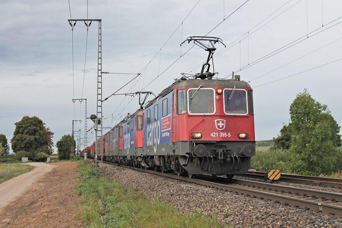 Am 16.09.2016 bespannte Re 421 395-5  Suche Mieter oder Käufer.  zusammen mit Re 421 374-0 den Aluzug DGS 48621 (Göttingen Gbf - Muttenz - Sierre), in dem auch die Wagenloks Re 421 390-6 und Re 421 372-4 mit überführt wurden, als diese bei Müllheim (Baden) in Richtung Schweizer Grenze fuhr.