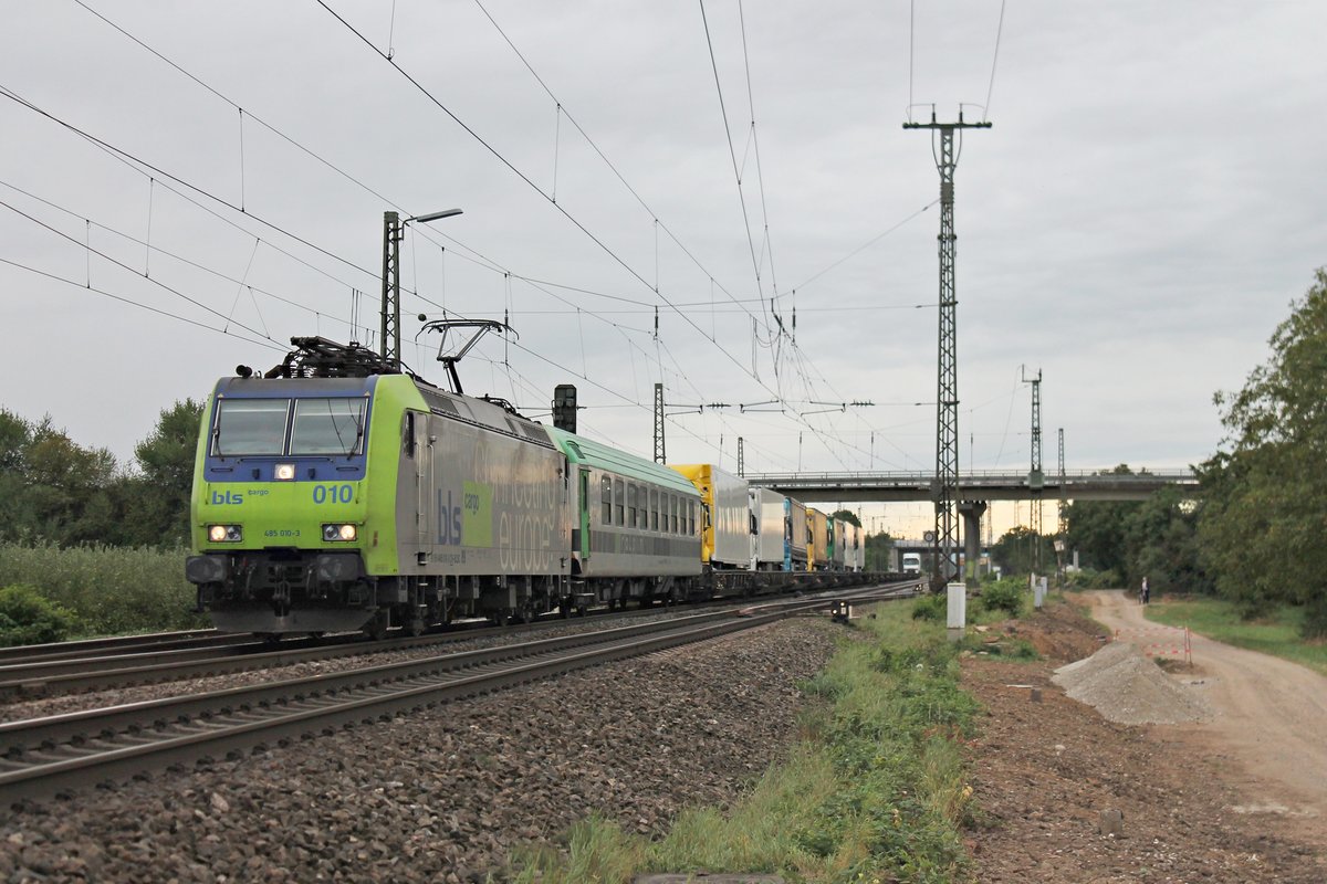 Am 16.09.2016 bespannte Re 485 010-3 eine RoLa (Novara Boschetto - Freiburg (Brsg) Rbf), als sie bei Müllheim (Baden) auf der KBS 703 auf der Zielgeraden war. Interessant ist auch, dass bei diesem Zug ein älterer Begleitwagen ohne Klimaanlage eingereiht war.