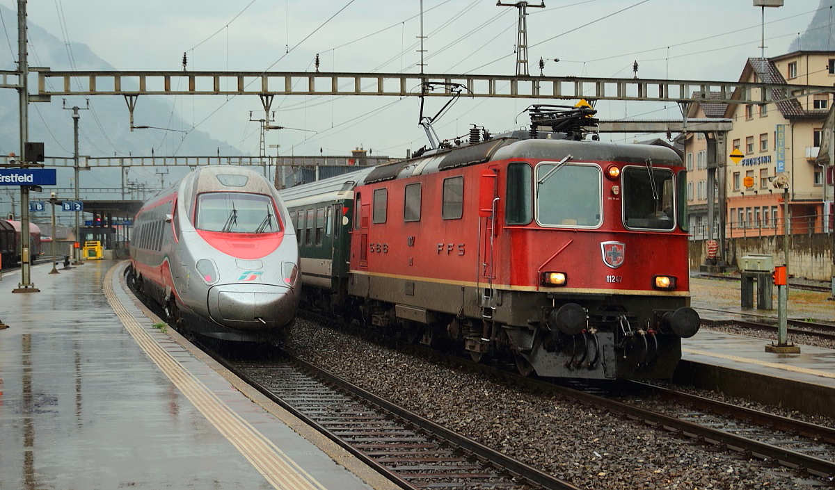 Am 16.09.2016 treffen sich im Bahnhof Erstfeld ein ETR 610 der FS mit dem EC 18 von Milano Centrale nach Zürich Hbf. und die Re 4/4 II 11247 mit dem IR 2429 von Zürich Hbf. nach Locarno