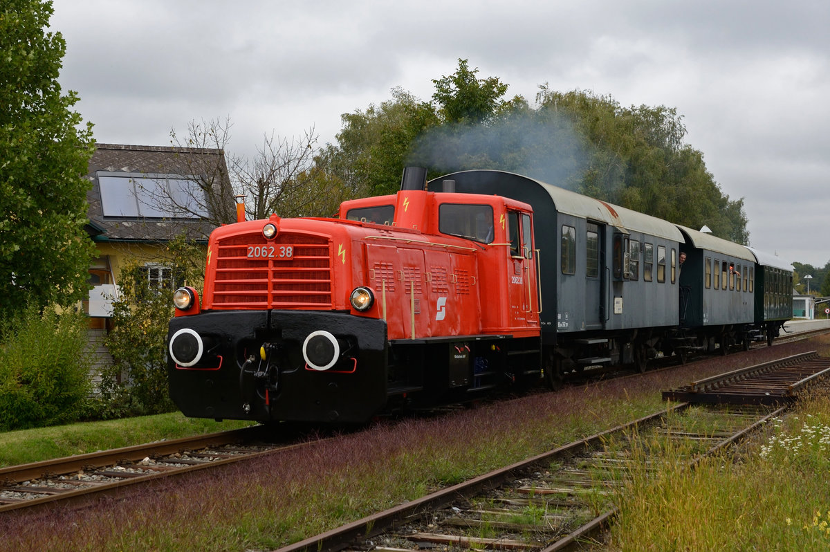 Am 16.09.2017 wurde vom Verein  neue Radkersburger Bahn  eine Sonderfahrt mit der ÖGEG 2062 38 von Graz Hbf. nach Bad Radkersburg organisiert. Der im Stil der  Penderlzüge der 1970er  angelehnte SR 17125 wurde von mir bei Gosdorf fotografiert. http://neue.radkersburger-bahn.at/Default.aspx