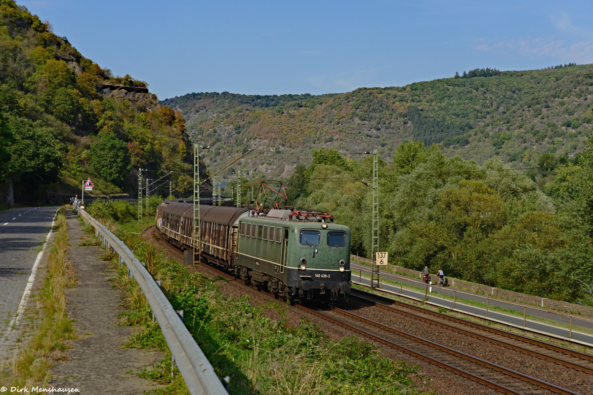Am 16.09.2020 ist 140 438 (BayernBahn) mit dem  Henkelzug  im Mittelrheintal bei Bacharach in Richtung Süden unterwegs.