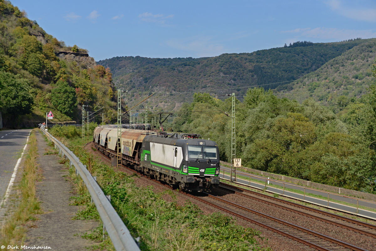 Am 16.09.2020 ist 193 217 (ELOC) im Mittelrheintal bei Bacherach in Richtung Süden unterwegs.