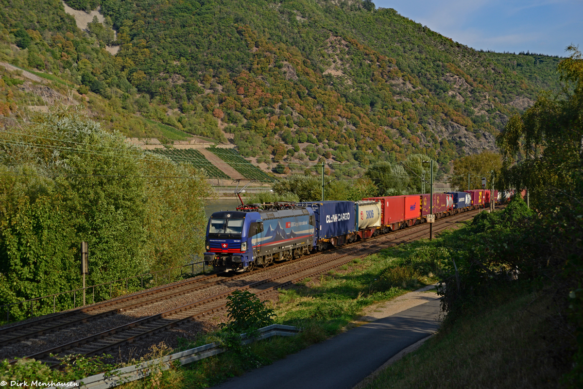 Am 16.09.2020 ist 193 521 (SIEAG) der SBB Cargo bei Trechtingshausen auf dem Weg Richtung Norden.