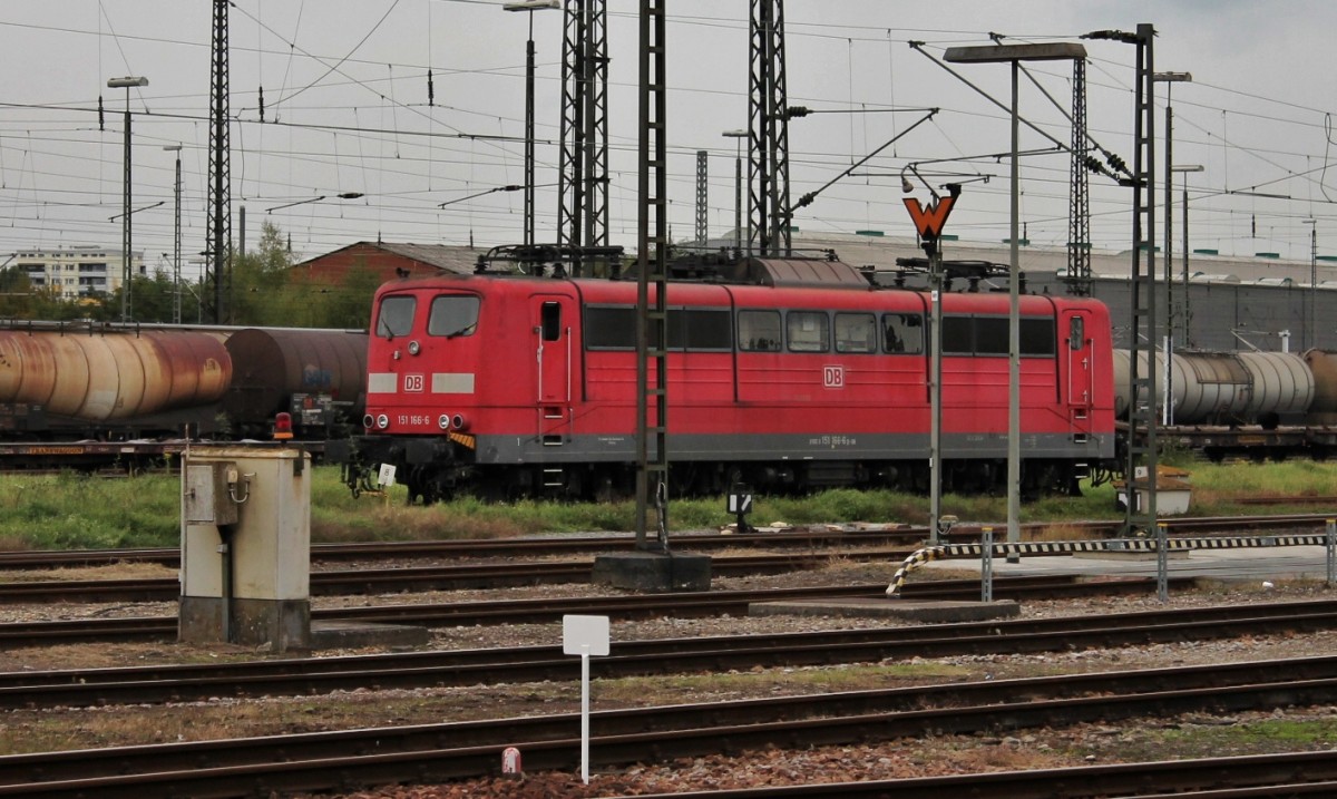Am 16.10.2013 stand die ex. AK-Lok 151 166-6 hinter dem Mastenwald des BH Offenburg und wartet auf ihren nchsten Einstze.