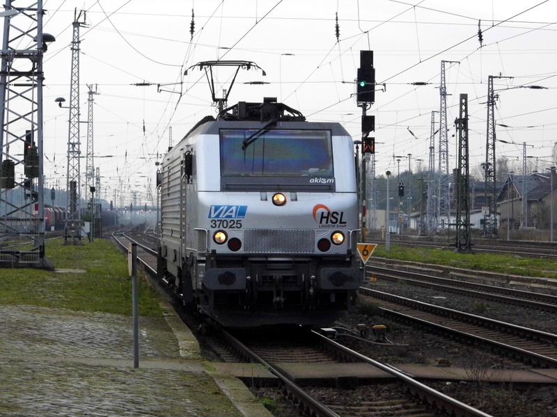 Am 16.10.2014 kam die 37025 von der HSL aus Richtung Hannover nach Stendal und fuhr weiter in Richtung Magdeburg.