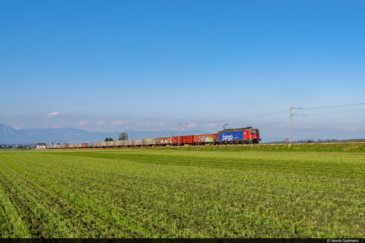 Am 16.10.2021 ist SBB Cargo Re 620 051 mit dem umgeleiteten Stahlzug über die EBT unterwegs und konnte hier bei Utzenstorf aufgenommen werden