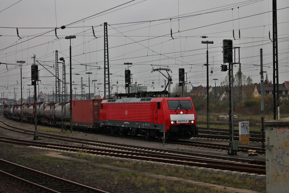Am 16.11.2013 stand DB Schenker 189 075-5 mit einem Containerzug in Güterbahnhof von Worms und wartet auf ihre Weiterfahrt. (Fotografiert aus Zug)