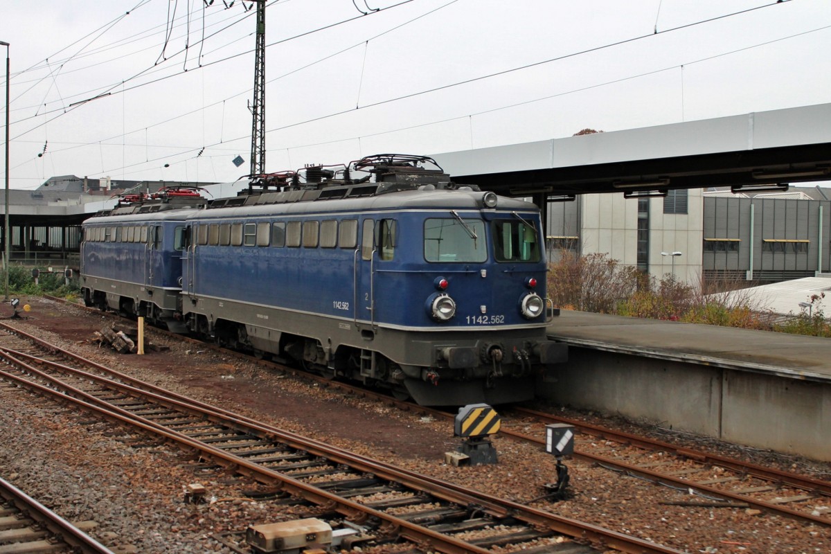 Am 16.11.2013 standen ESG 1142.562 und 1142.578 zusammen in Karlsruhe Hbf und warten auf ihren nchsten Einsatz.