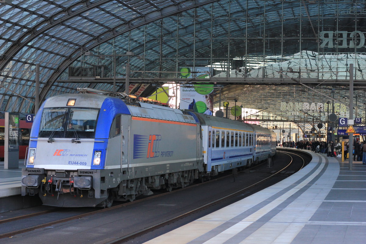 Am 16.11.2018 steht 370 009 mit Berlin-Warszawa-Express zur Abfahrt im Berliner Hbf bereit. 