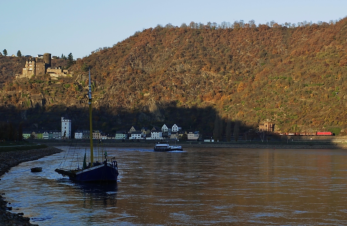 Am 16.11.2018 zeichnen sich die Schatten der gegenüberliegenden Höhenzüge bereits gegen 15.40 Uhr deutlich am rechtsrheinischen Ufer ab, in St. Goarshausen erreichen die Sonnenstrahlen nur noch Burg Katz und eine nach Süden strebende 185