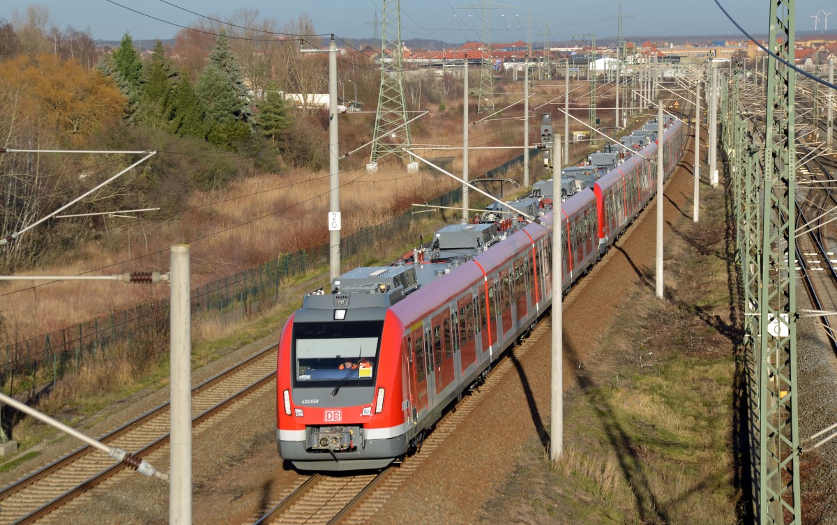 Am 16.12.13 führte das SFW Delitzsch mit 3 Triebwagen der BR 430 für die S-Bahn Rhein-Main Probefahrten durch. Hier zieht 430 658 zwei Schwestern durch Holzweißig Richtung Delitzsch.