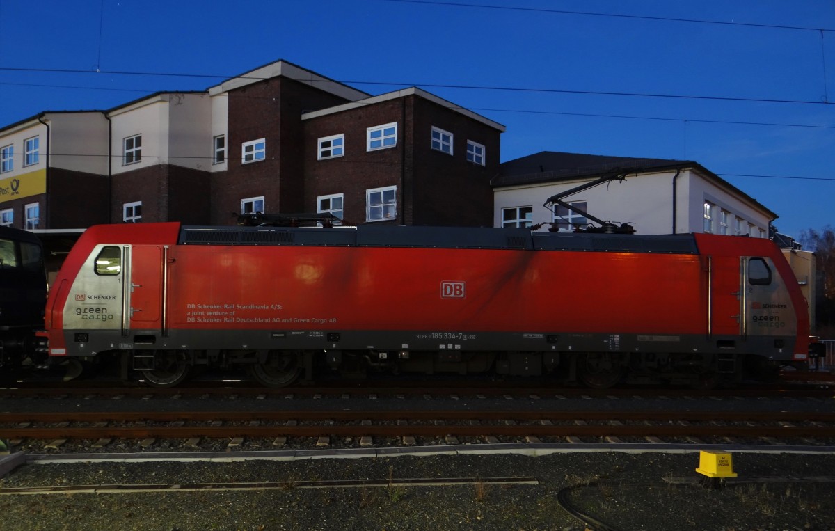 Am 16.12.13 um 17Uhr stand 91 86 0185 334-7DK-RSC in Plauen/V.oberer Bahnhof vor einem RBH Leerholzzug.