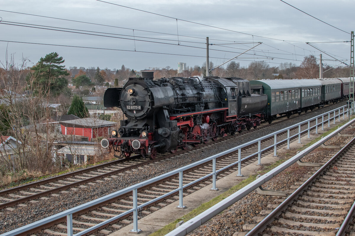 Am 16.12.2023 ließ es Else (52 8177) das letzte mal für dieses Jahr dampfen. Die Dampflokfreunde Berlin e.V. unternahmen zwei Stadtrunden durch Berlin. Hier sieht man den qualmenden Zug am Plänterwald in Richtung Berlin Schöneweide.