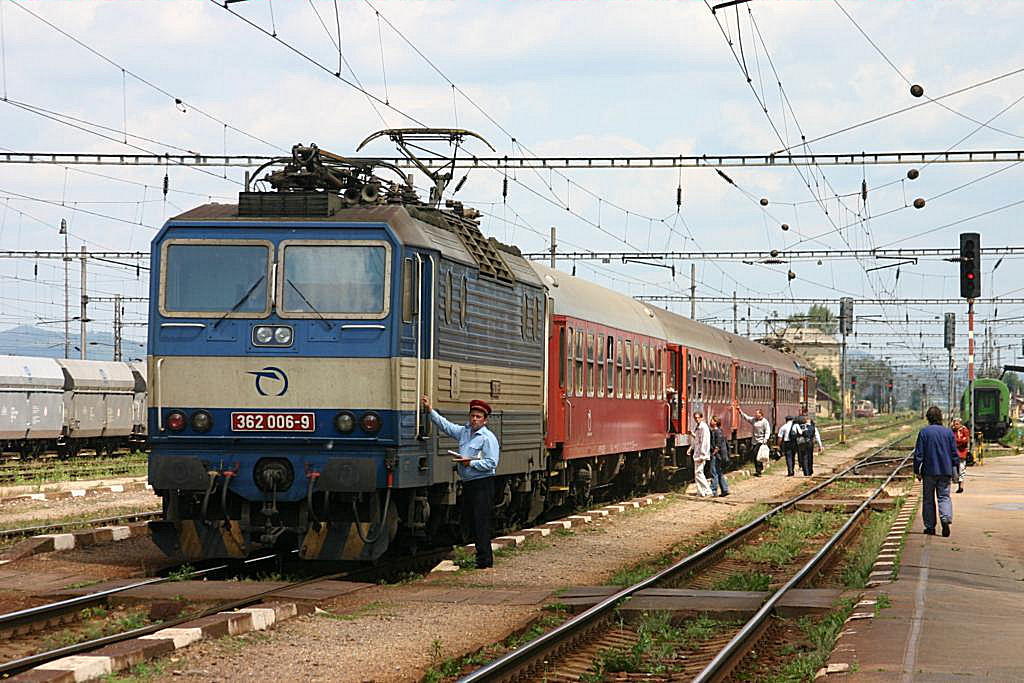 Am 1.6.2005 fotografierte ich 362006 in Trencianska Tepla. Der von ihr bespannte  Os nach Bratislava bestand nicht aus den blicher weise grnen sondern aus roten Schnellzugwagen.