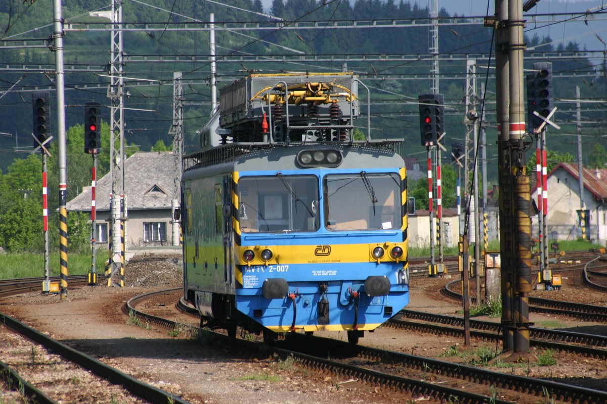 Am 1.6.2005 war dieser tschechische Oberleitungs Triebwagen MVTV 2-007 im slowakischen Bahnhof Cadca unterwegs.