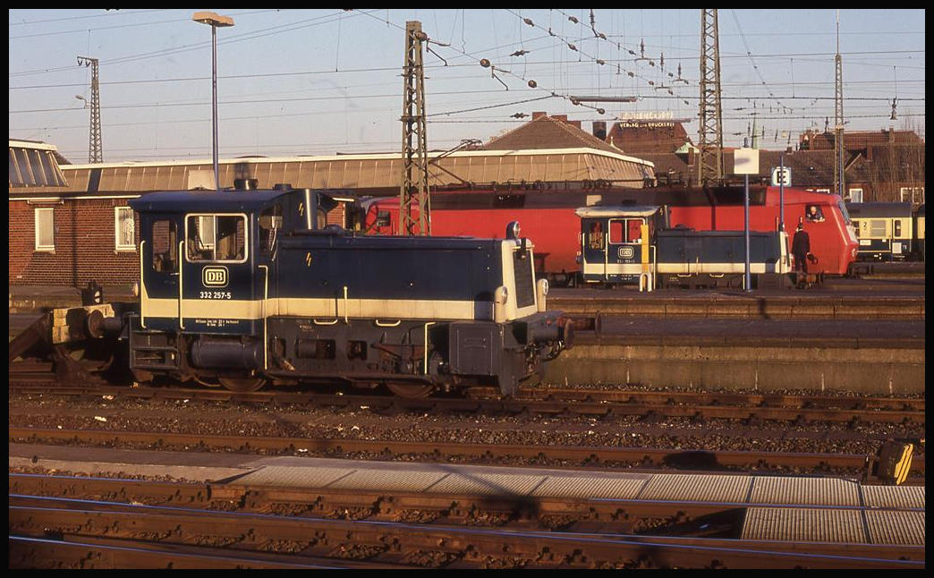 Am 16.2.1994 standen um 16.33 Uhr gleich drei Loks im HBF Münster auf gleicher Höhe: von vorn Köf III 332257, dahinter Köf III 332151 und am Durchgangsgleis 120151.