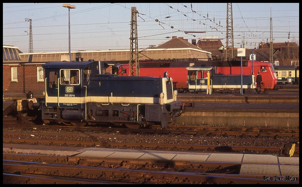 Am 16.2.1994 waren im HBF Münster (Westf.) noch Kleinloks im Einsatz. Wir sehen um 16.33 Uhr vorn Köf III 332257, dahinter 332151 und eine Nummer größer 120151.
