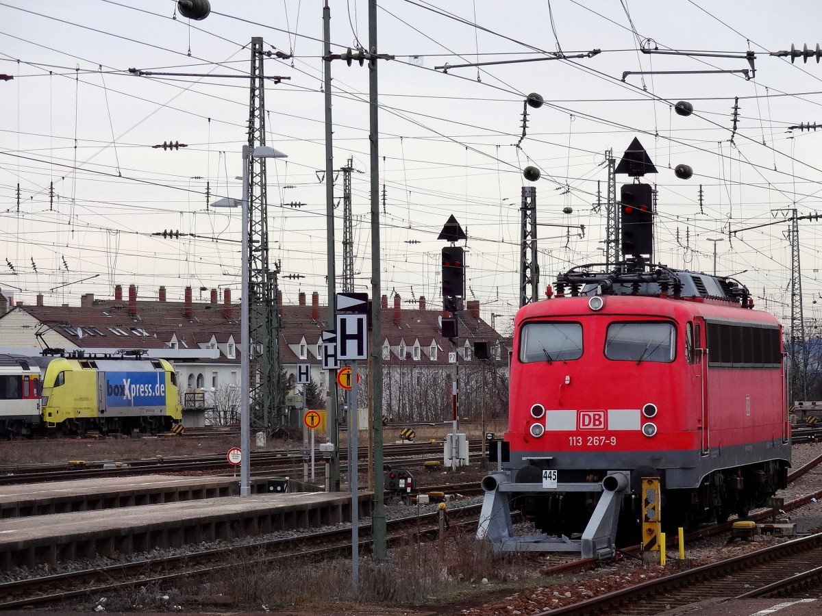 Am 16.3.13 war die 113 267 in Karlsruhe abgestellt. 
Auch verkehrten die Eurocitys aus Chur noch mit Tauris von BoxXpress.
Der Taurus im Hintergrund war der ES64U2-025, welcher inzwischen in der Schwarzen Lackierung verkehrt.  