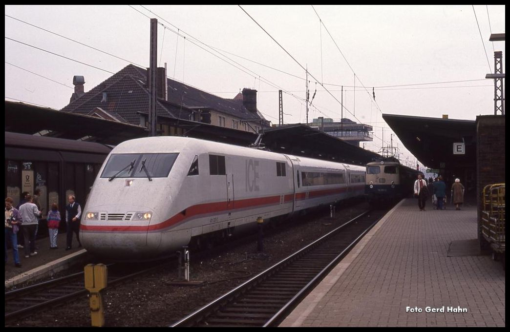 Am 16.3.1991 fanden ICE Schnupperfahrten auf der Rollbahn statt, so dass ich erstmals in den Genuss kam, eine ICE Fahrt zwischen Osnabrück und Münster mitzumachen. Hier steht ICE 401520 aus Hamburg kommend um 10.20 Uhr auf Gleis 1 im Hauptbahnhof Osnabrück. Kaum zu glauben, dass diese Fahrzeug Generation nun schon wieder fast 25 Jahre im Einsatz ist.