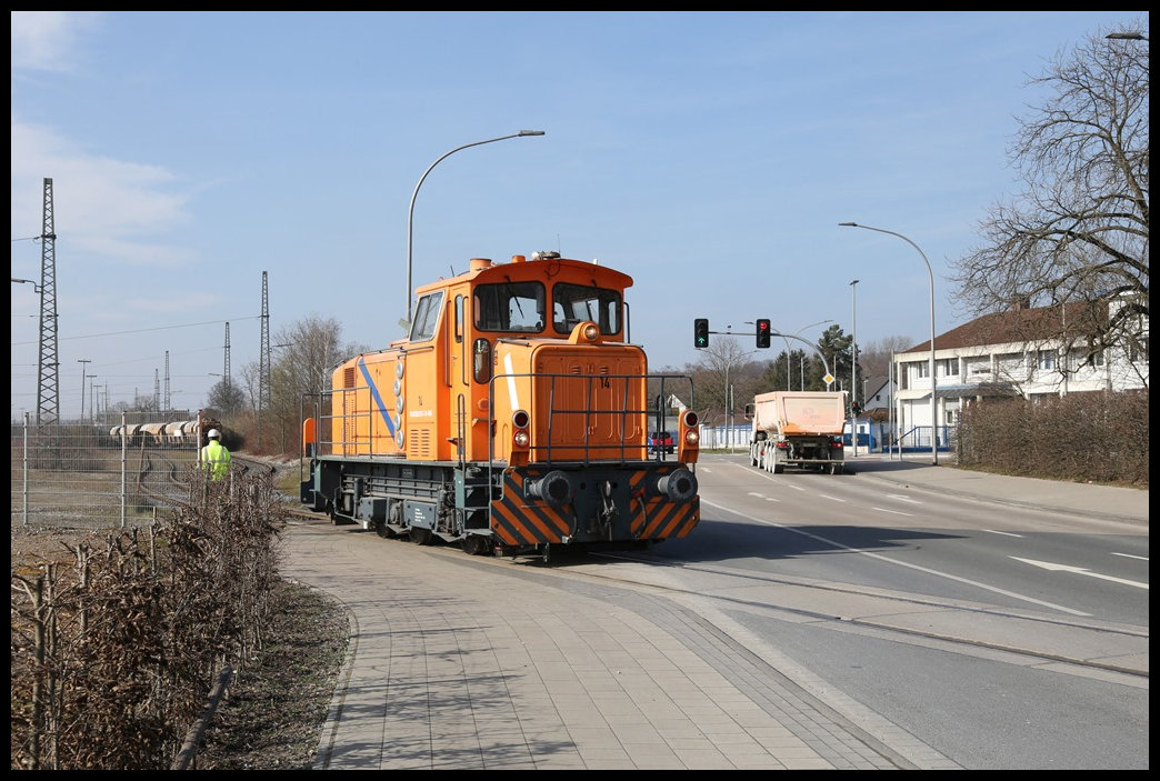 Am 16.3.2022 war mittags die WHE 14 Leihlok der Zement Werke Buzzi Dyckerhoff in Lengerich aktiv. Hier fährt die Lok mit der Computernummer 263013-1 gerade über die Lienener Straße  in den Bahnhofsbereich Lengerich hinein.