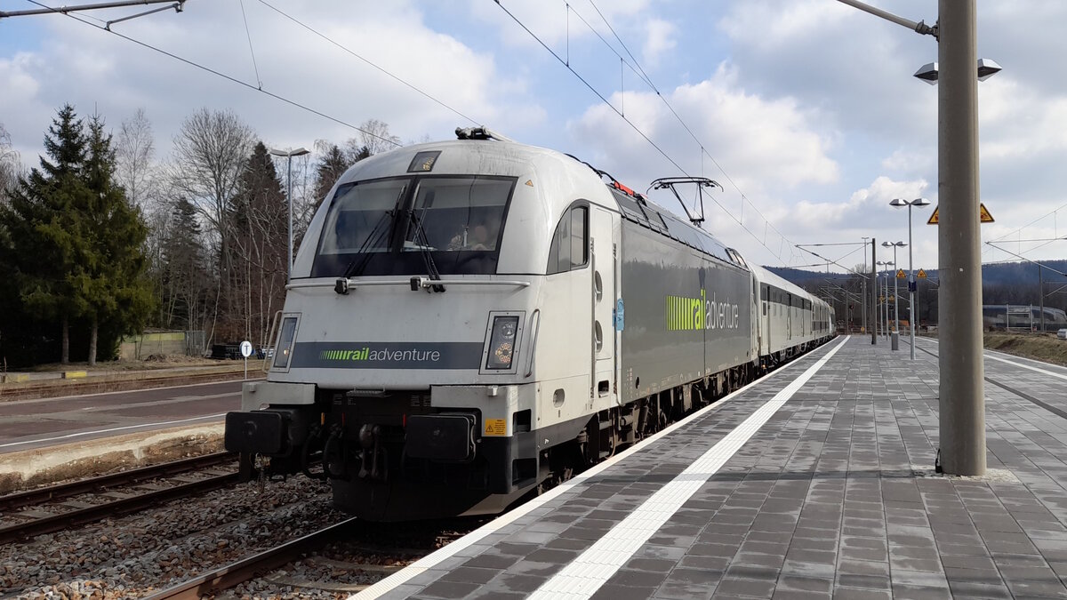 Am 16.3.22 ist 183 500 von Railadventure bei der Einfahrt in den Bahnhof von Flha.