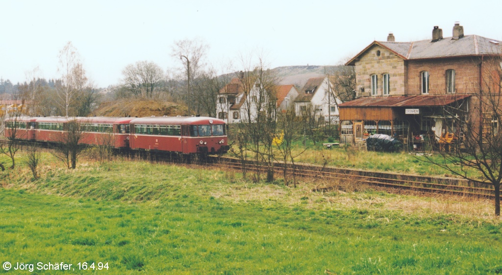 Am 16.4.94 war die vierteilige Schienenbusgarnitur der Nürnberger Eisenbahn-freunde in Cronheim zu Gast. Das Empfangsgebäude wurde damals schon privat genutzt. Rechts vom Bildrand führt das Gleis am Ort vorbei nach Gunzenhausen. 