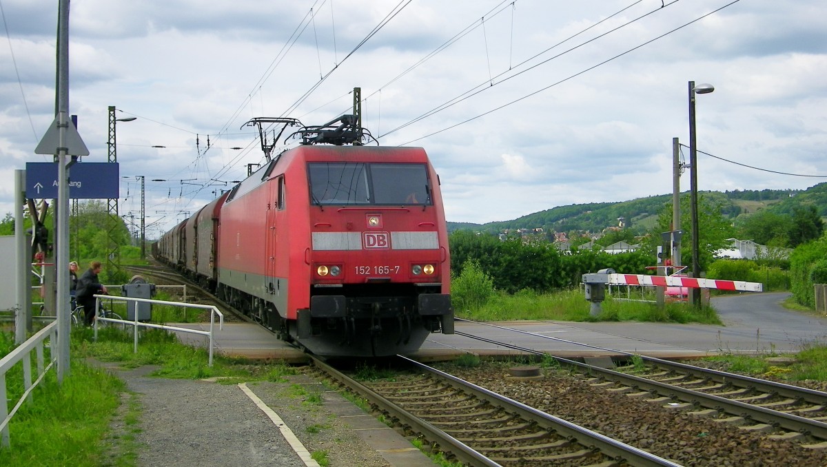 am 16.5.14 kam 152 165-7 mit einem Güterzug am Bahnübergang in Radebeul-Naundorf vorbei Fahrtrichtung Dresden. 