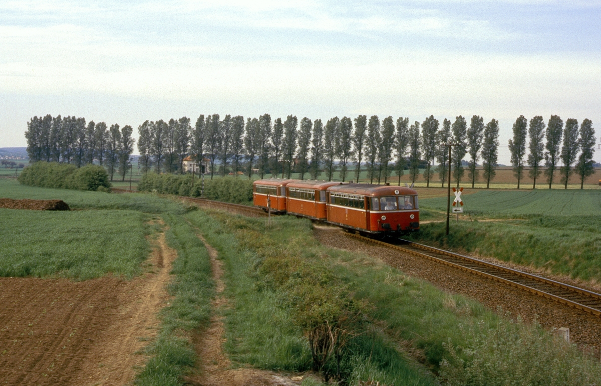 Am 16.5.1985 kam diese Schienenbusgarnitur noch aus Hungen. In einigen Jahren soll das mit moderneren Fahrzeugen wieder möglich sein (Melbach, 16.5.1985).