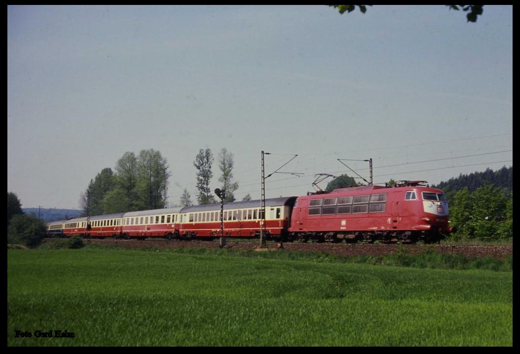 Am 16.5.1989 um 11.22 Uhr war die orientrote 103145 mit dem IC 631 Theodor Storm bei Natrup-Hagen in Richtung Osnabrück unterwegs.