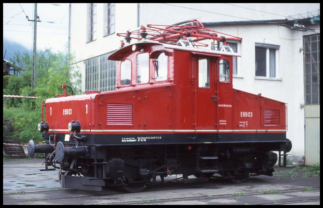 Am 16.5.1999 standen noch etliche Museumsfahrzeuge der DB im BW Garmisch Partenkirchen. An diesem Tag wurden sie wie hier E 6902 (andere Lokseite) den Besuchern präsentiert!