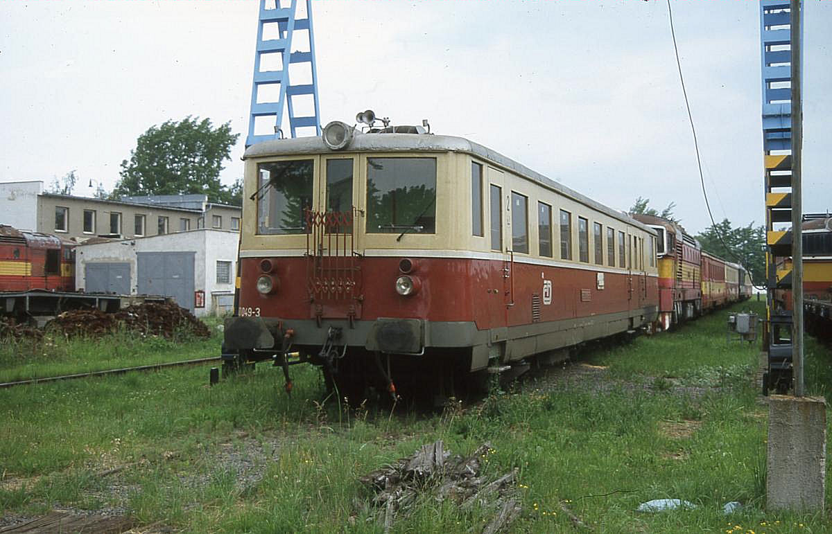 Am 16.6.2001 traf ich im Depot Krnov auf alte Triebwagen der Reihe 830 hier 830049.