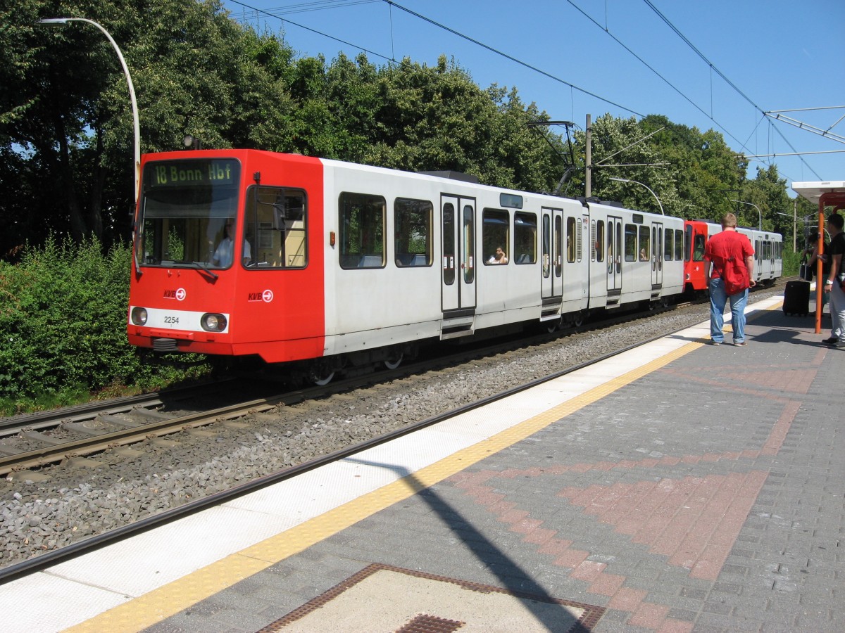 Am 16.8.13 konnten TW 2254 und TW 23?? als Linie 18 Richtung Bonn an der Haltestelle Kiebitzweg fotografiert werden.