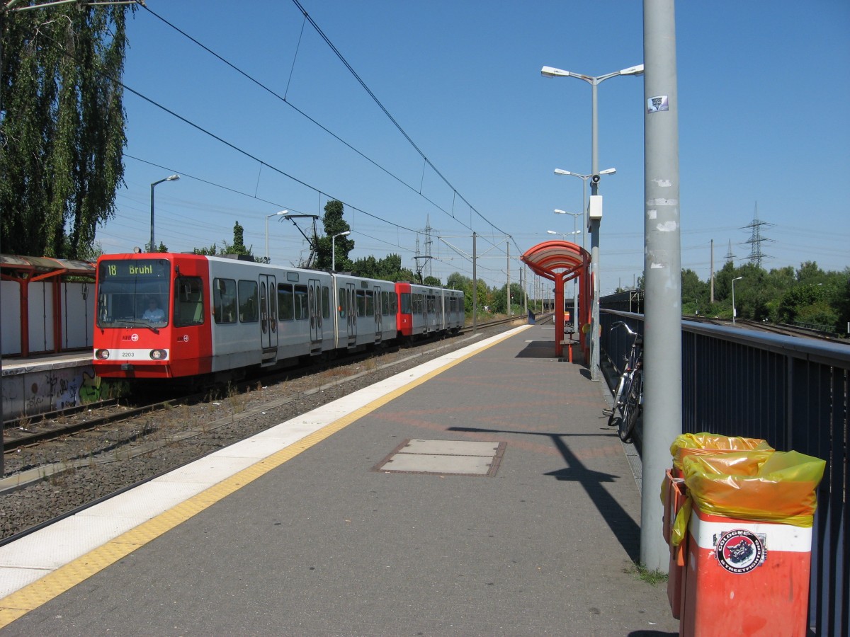 Am 16.8.13 machte TW 2203, mit einem weiteren unbekannten Fahrzeug der gleichen Serie, unterwegs als Linie 18 Richtung Brhl in Brhl-Vochem station.