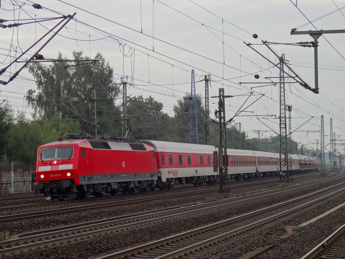 Am 16.8.13 war die 120 149, welche als letztes ihren Orientroten Anstrich verlor, mit einem Autozug in richtung Hamburg Altona unterwegs.
Aufgenommen bei Harburg. 